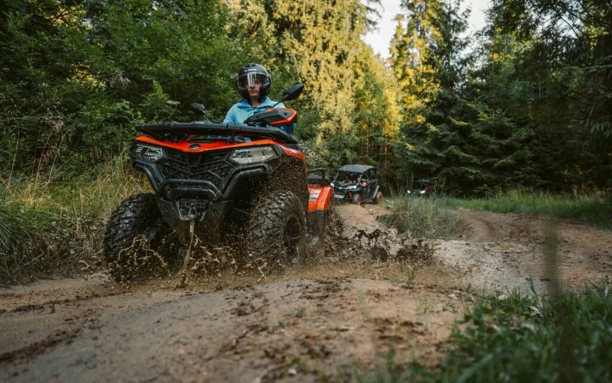 Quad w błocie na leśnej trasie — VIP Adrenaline Zakopane